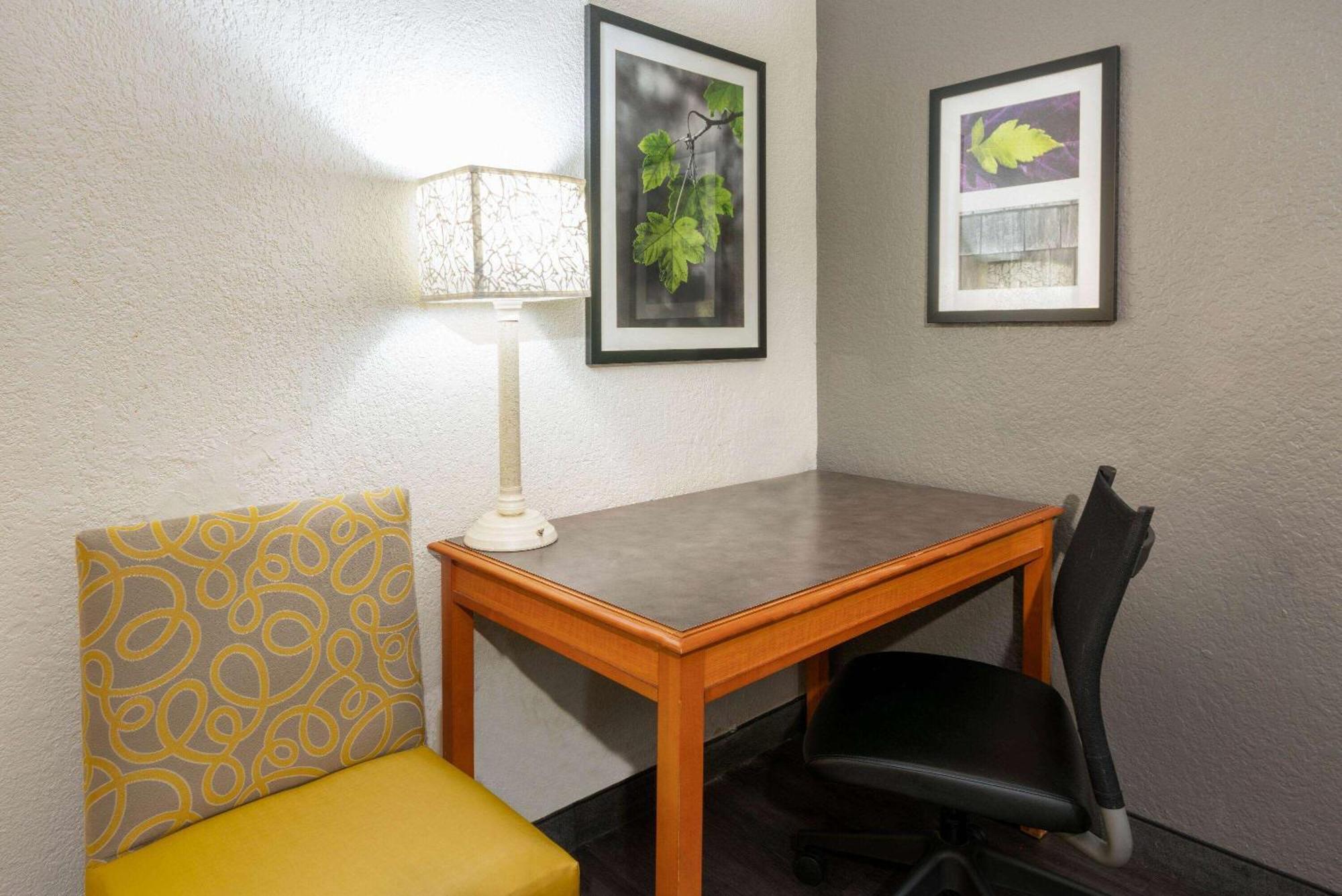 Hotel Super 8 By Wyndham North 3*