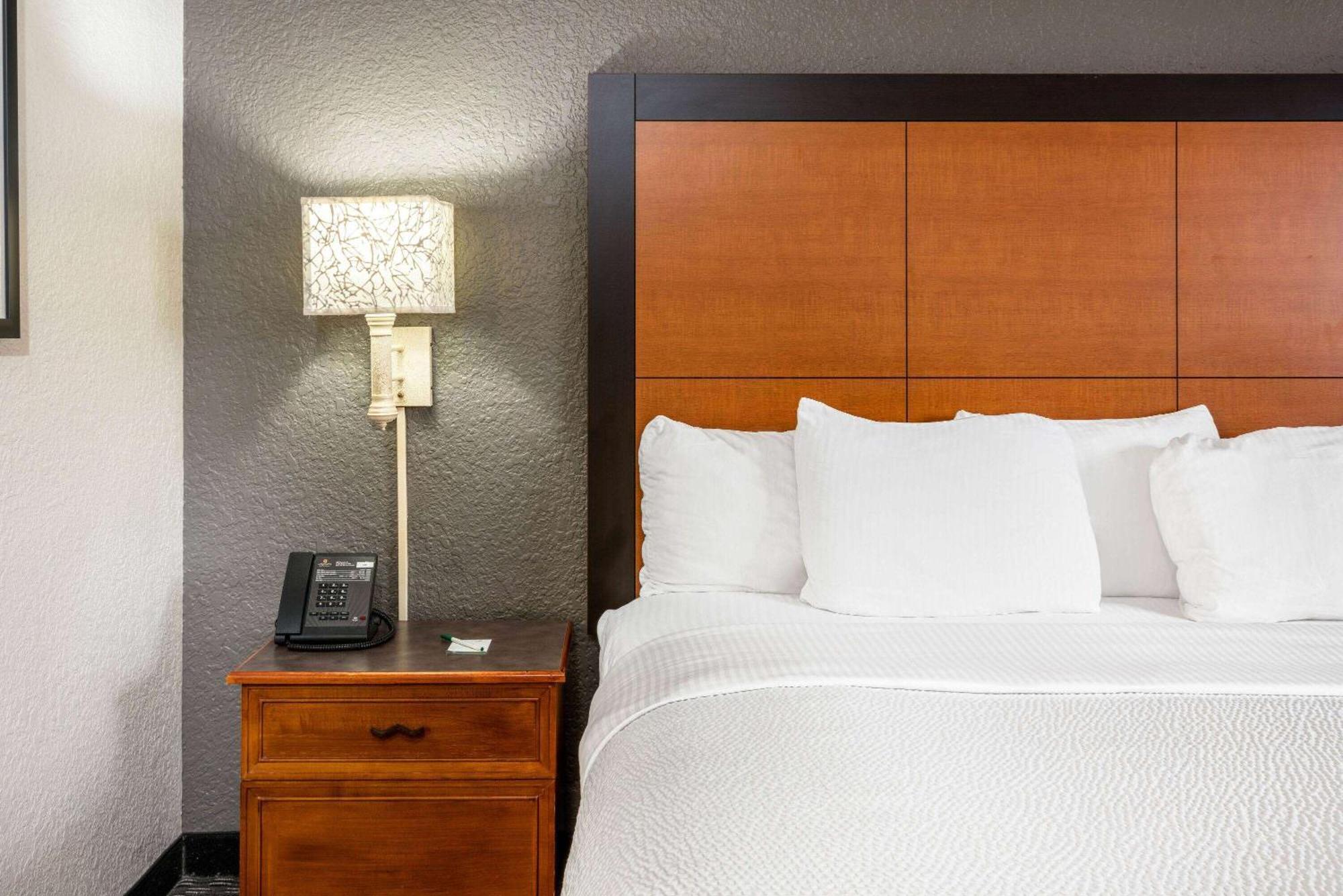 Super 8 By Wyndham North The Woodlands